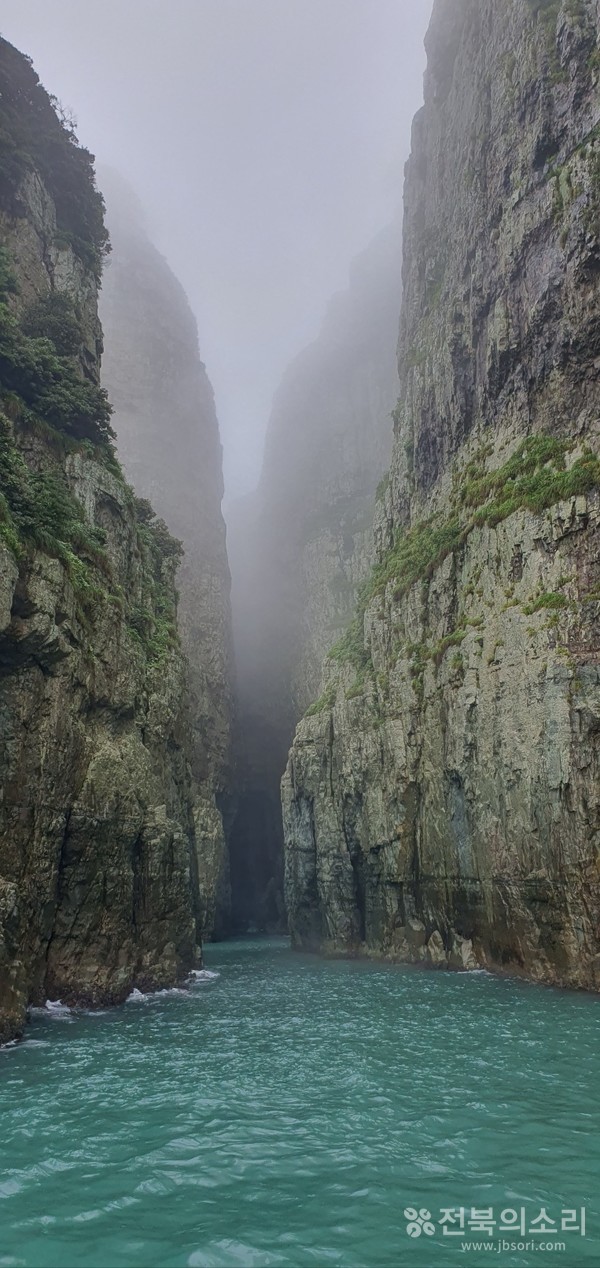 기암괴석 사이로 해무가 가득 차 신비로움을 더하게 하는 해금강 절경.