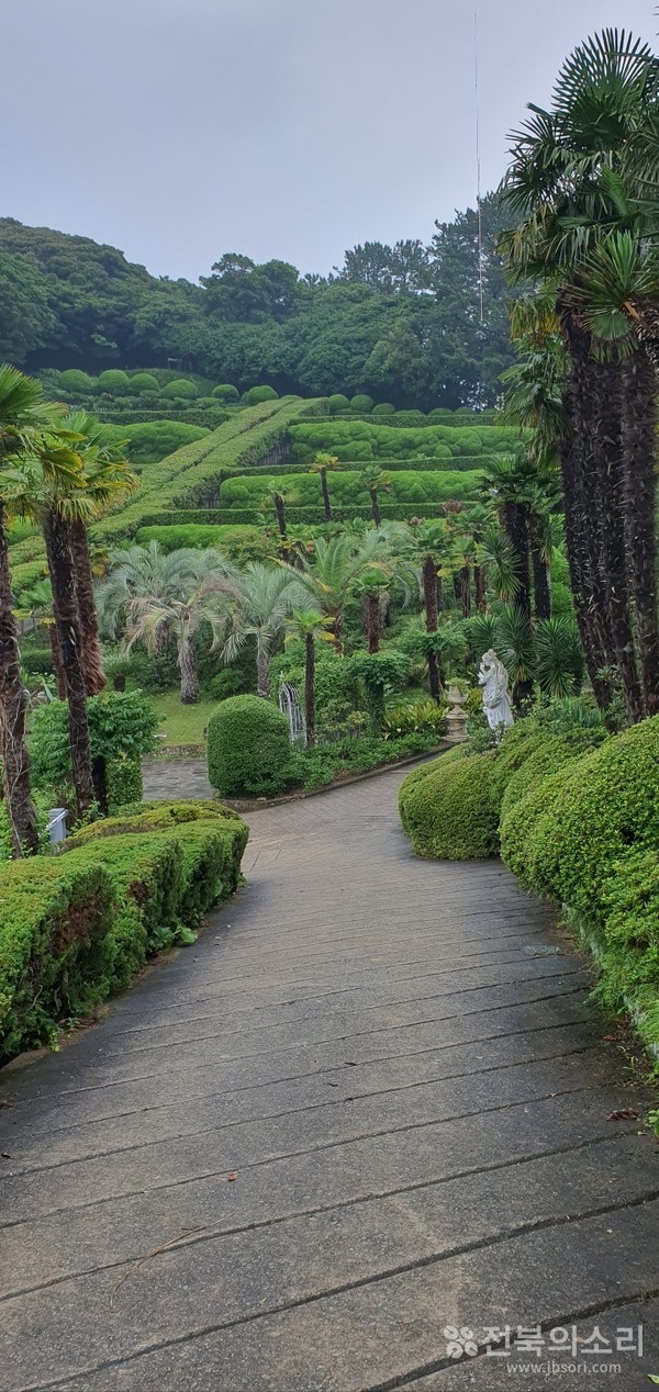보타니아 식물 정원으로 향하는 길.