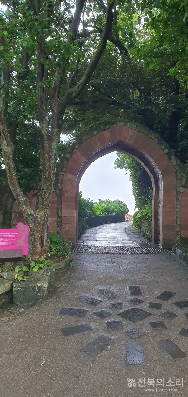 보타니아 식물원에서 바다로 이어지는 숲길 통로.