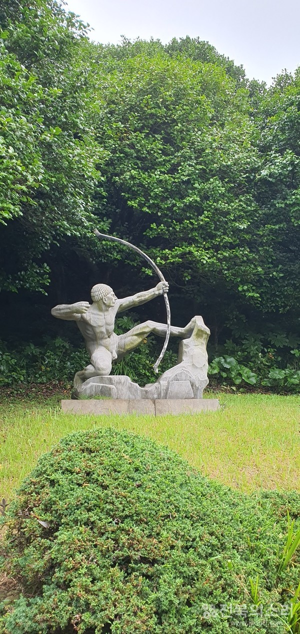 선착장과 보타니아 정원을 잇는 길목에 위치한 조각 예술품.