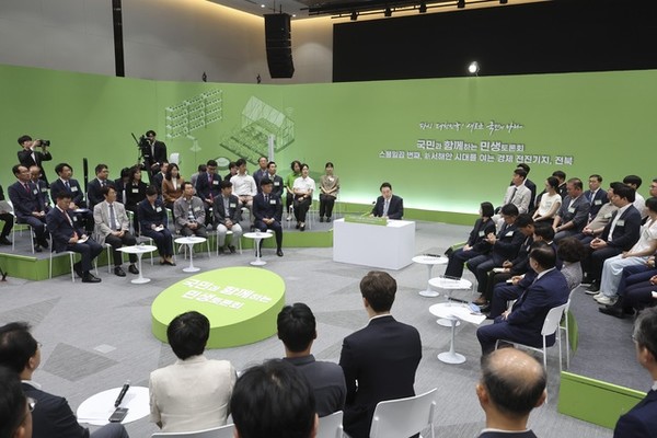 윤석열 대통령이 18일 오후 전북 정읍시 JB그룹 아우름캠퍼스에서 열린 '국민과 함께하는 민생토론회 스물일곱 번째, '신 서해안 시대를 여는 경제 전진기지, 전북'에서 발언하고 있다.(사진=전북사진기자단 제공)