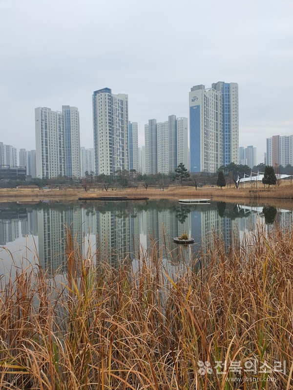 전주시 북부권 에코시티에 들어선 아파트 밀집 지역과 세병호수 인근 전경.