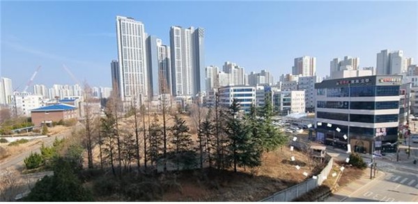 전주시 북부권에 위치한 에코시티 중심 상업지구 옆에 방치돼 있는 기무사 부지 전경. 오른쪽 흰 점선에 초병 감시초소가 보인다.(사진=정동영 선거사무소 제공)