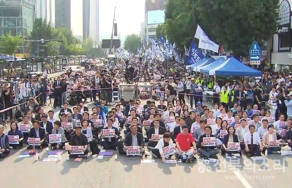 남원 출신 해병대 고 채 상병 순직 1주기를 앞두고 지난 13일 서울 도심에서 야6당과 시민사회단체들이 '채상병 특검법'에 대한 윤석열 대통령의 재의요구권 행사를 규탄하는 대규모 집회를 열었다.