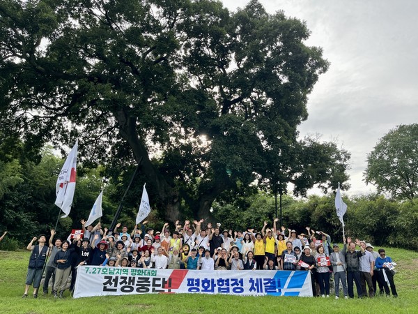 호남지역 평화대회 참가자들은 군산시 옥서면 하제마을 팽나무 앞에서 2부 행사를 열고 "미군기지 확장이 중단되고 팽나무를 지키는 것이 평화를 지키는 길"이라고 한목소리로 외쳤다.(사진=전북평화와인권연대 제공) 