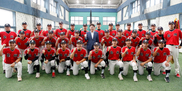 우범기 전주시장이 18일 전주고 야구부 훈련장을 찾아 선수들을 격려했다.(사진=전주시 제공)