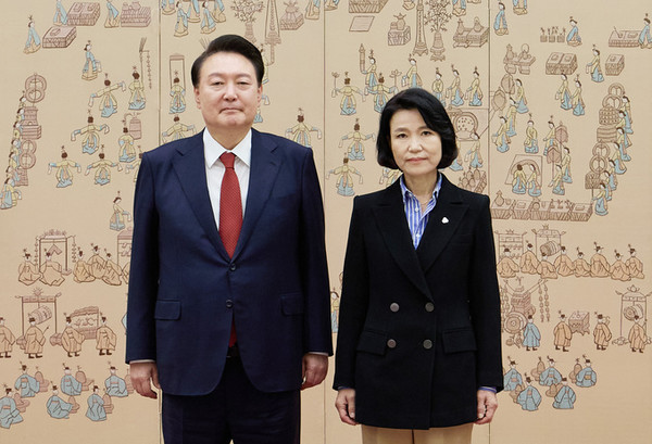 윤석열 대통령이 1일 서울 용산 대통령실 청사 자유홀에서 열린 방송통신위원장 임명장 수여식에서 이진숙 방송통신위원장에게 임명장을 수여한 뒤 기념촬영을 하고 있다.(사진=대통령실 제공)