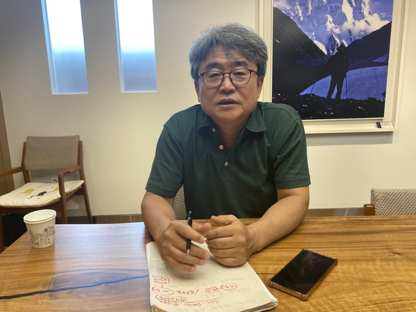 "이진숙 방통위원장 임명은 윤석열 대통령이 대통령의 인사권을 사유화하여 공영방송을 장악하고 윤석열-김건희 대통령 부부의 부정과 비리를 은폐하는 동시에 권력을 미화하고 홍보하는 선전도구로 악용하겠다는 의도를 노골적으로 드러낸 것이다"고 말한 송요훈 전 MBC 기자.