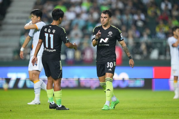 전북 현대는 후반 시작과 함께 이승우 대신 티아고를 투입해 공격진 높이를 강화했지만 광주에게 패했다.(사진=전북 현대 모터스 제공)