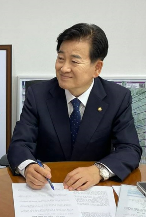 "조사하러 간 검사들 휴대폰을 다 뺐으면 검사들을 수사한 것"이라고 말하며 웃는 정동영 국회의원.(사진=정동영 의원실 제공) 