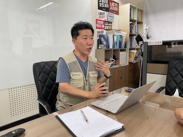 "서울지검의 통신 이용자 조회는 ‘언론인 정치 사찰’"이라고 규정한 전대식 전국언로노동조합 수석부위원장.