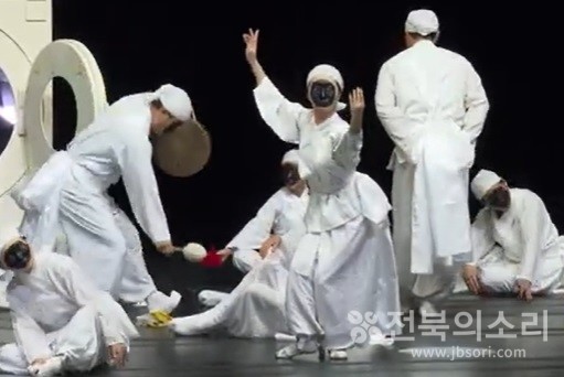 올해로 23년째를 맞은 ‘2024 전주세계소리축제’가 14일 한국소리문화의전당에서 개막공연 '잡색X'를 시작으로 닷새간 축제의 막이 올랐다.