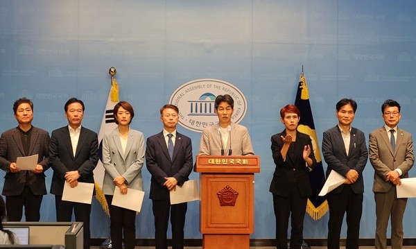 문재인 정부 청와대 출신 더불어민주당 의원 27명은 16일 국회에서 기자회견을 통해 "문 전 대통령에 대한 계좌 조사는 '정치보복' 수사"라고 비난했다.(사진=윤건영 의원 페이스북 제공)