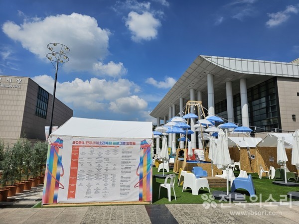 올해 전주세계소리축제 기간 동안 극심한 무더위로 공연장 주변에서 사람 구경하기조차 힘들었다는 시민들의 푸념이 쏟아졌다.