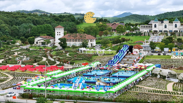 주말마다 진행된 아쿠아난타, 어린이DJ풀파티는 시원한 물놀이와 함께 다양한 공연 진행으로 어린이 및 가족단위 방문객들에게 즐거운 여름 추억을 선사했다.(사진=임실군 제공)