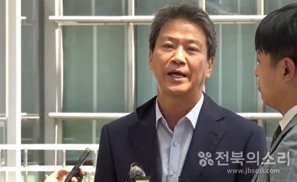 20일 오후 1시 30분께 전주지검에 참고인 조사를 받기 위해 출석한 임종석 전 청와대 비서실장은 “윤석열 정부가 출범하자마자 시작된 전임 문재인 정부 인사들에 대한 정치보복 수사가 3년째 계속되고 있다”며 “소환과 조사가 이뤄지지 않은 사람이 아예 없을 정도로 너무나 많은 사람이 눈만 뜨면 압수수색과 장시간 조사와 긴 재판에 시달리고 있다”고 말했다.