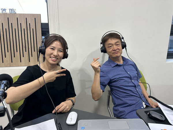 '현아와 길벗의 도시 이야기'라는 이름으로 전주공동체라디오를 통해 방송으로 내보내기 위해 준비 중이다. 이후 이 방송에서 다룰 이야기들을 전북의소리에도 연재할 예정이다. '현아'는 이 방송의 주진행자인 강현정 씨(사진 왼쪽)로 문화인류학을 전공한 박사이며 현재 학생들에게 강의하고 있다. '길벗'은 이 프로그램의 제작자이자 공동진행자로 함께하는 한의사 겸 자전거 전문가인 김길중이다.