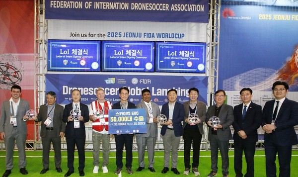 전주시는 ‘CES 2024’가 열린 지난 1월 9일 "미국 라스베이거스 전시관에서 열린 유소년 드론 축구볼 신제품 ‘스카이킥-에보’ 런칭쇼에서 '전주시 연구소기업'인 캠틱종합기술원 노상흡 원장(왼쪽 5번째)이 미국, 캐나다 기업과 드론 축구공 5만개 수출 계약을 체결한 뒤 주요 관계자들과 함께 기념 촬영을 했다"며 언론에 대대적으로 홍보했다.(사진=전주시 제공)