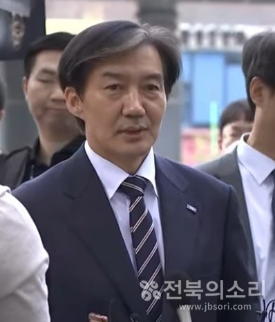 조국 조국혁신당 대표가 31일 오전 전주지검에서 3시간가량 소환 조사를 마친 후 "이상직 전 의원과 문재인 전 대통령 사위도 알지 못한다"며 "이 수사가 출발부터 문제가 있다고 생각하지만, 제가 밝혀야 할 기본적인 사실이 있다고 생각해 국법을 지키는 시민의 한 사람으로서 출석했다"고 밝혔다.