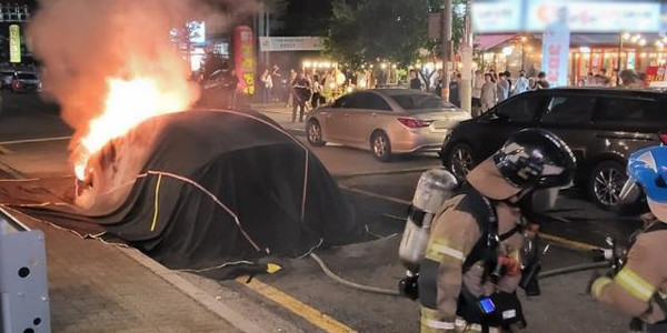 8월 16일 오후 7시 40분경 경기도 용인시 기흥구의 한 도로에 주차돼 있던 테슬라 차량에서 화재가 발생해 소방당국이 질식소화덮개, 이동식 소화 수조 등 전기차 화재 진압 장비와 인력 57명을 투입했지만 불은 약 4시간 만에 꺼졌다.(사진=경기도소방재난본부 제공)