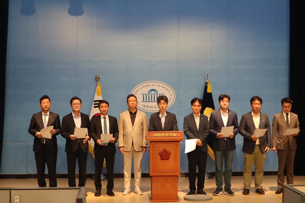 문재인 정부 청와대 국정상황실장을 지낸 윤건영 의원 등 37명은 1일 서울 여의도 국회 소통관에서 기자회견을 열고 "지금이라도 전임 대통령에 대한 억지 정치 보복은 중단하라"고 촉구했다.(사진=윤건영 페이스북 제공)