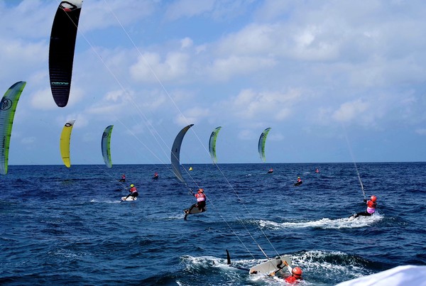 국내 유일 카이트보딩 공식 국제대회인 제2회 제주국제슈퍼컵카이트보딩대회가 6일 제주시 구좌읍 종달리 해안에서 개막했다.(사진=제주의소리 제공) 