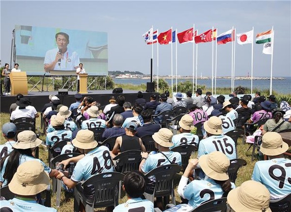 6일 오후 제주시 구좌읍 종달리 해안에서 열린 제2회 제주국제슈퍼컵카이트보딩대회 개회식에서 박성제 대회 조직위원장이 대회사를 하고 있다.(사진=제주의소리 제공)