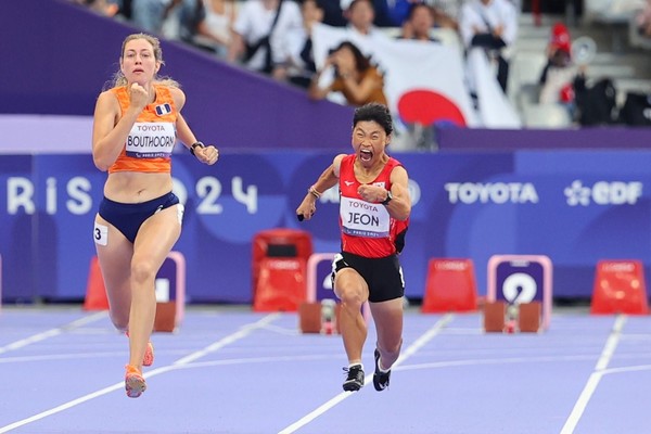 ‘2024 파리 패럴림픽' 육상 여자 경기에서 역주하는 전민재 선수 모습.(사진=대한장애인체육회 제공)