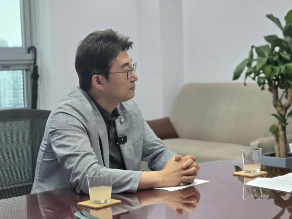 "윤석열 정부는 영토주권 지켜낼 의지가 아예 없는 것 같다”고 말하는 노종면 국회의원.(사진=노종면 의원실 제공)