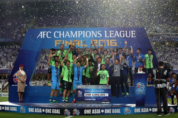 '2016 아시아축구연맹(AFC) 챔피언스리그' 우승 트로피를 들고 좋아하고 있는 전북 현대 선수들.(사진=한국프로축구연맹 제공)