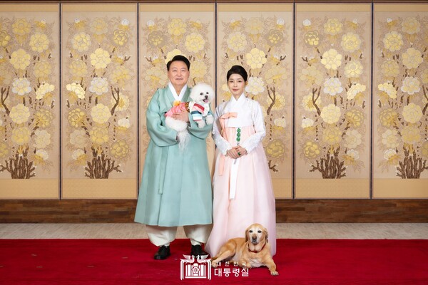 윤석열 대통령과 김건희 여사가 8일 용산 대통령실에서 '2024년 추석 영상 메시지'를 촬영하고 있는 모습.(사진=대통령실 제공)