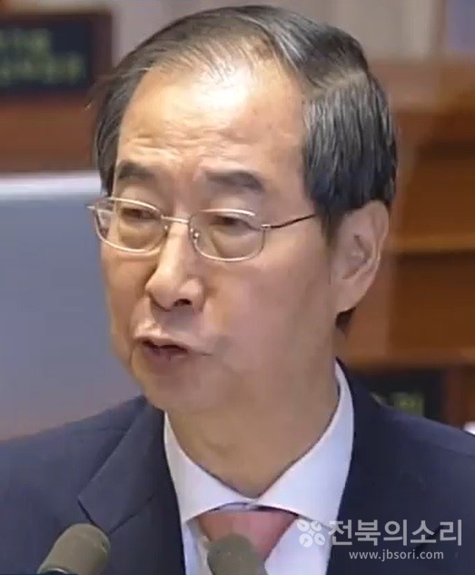 한덕수 국무총리는 12일 국회 정기회 제7차 본회의에서 야당 의원들의 "의료대란으로 국민이 죽어나가고 있다"는 발언에 "가짜 뉴스"라고 반발하면서 거친 설전을 벌여 빈축을 샀다.(자료사진)