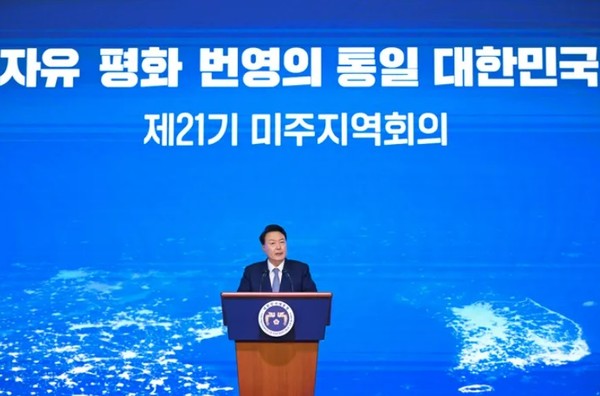 윤석열 대통령이 10일 오후 서울의 한 호텔에서 열린 민주평화통일자문회의 미주지역 자문위원과의 통일대화에서 격려사를 하고 있다.(사진=대통령실 제공)