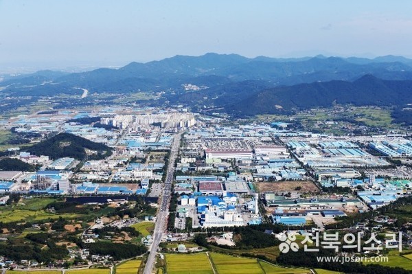 전주시가 완주군으로 둘러싸인 모습 전경.