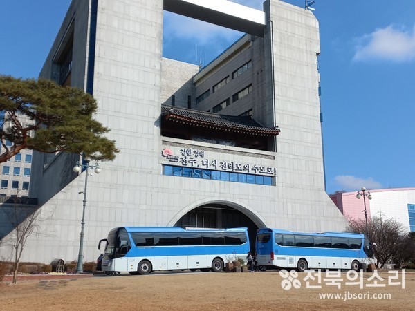 전주시가 청사 앞에 설치한 차벽.