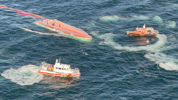 16일 오전 7시 36분께 군산시 십이동파도 인근 해상에서 8명이 탑승한 어선이 전복돼 해경이 구조 작업을 벌이고 있다.(사진=군산해경 제공)