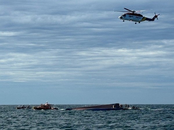 16일 군산시 십이동파도 인근에서 35톤 어선이 전북돼 해경이 즉시 출동에 나섰지만 선박 주변에 어망이 설치돼 있어 구조 작업에 어려움을 겪었다.(사진=군산해경 제공)