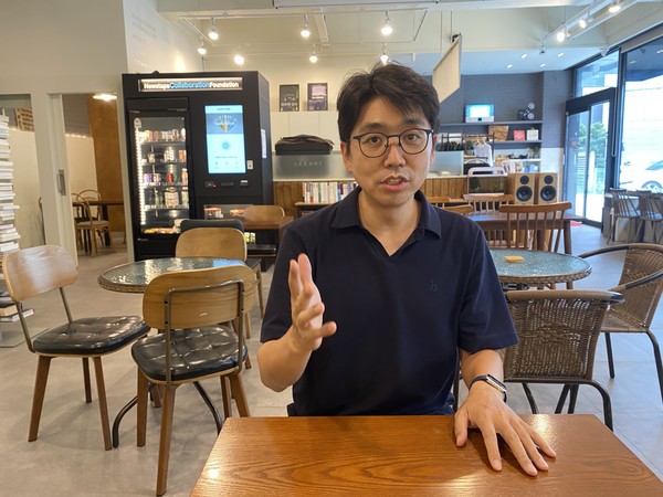 지난 19일 서울 충무로역 근처 뉴스타파 함께센터에서 만나 인터뷰 하고 있는 심인보 뉴스타파 기자 모습.