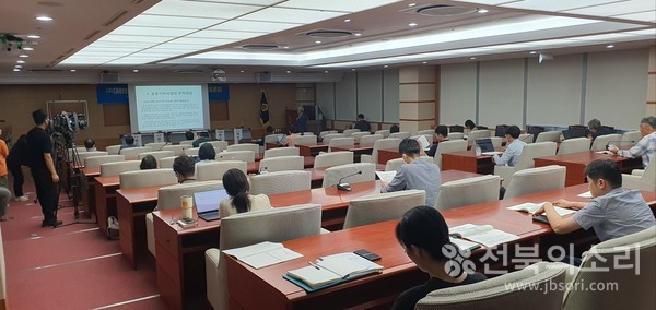 24일 오전 ’구 대한방직 부지 도시기본계획 변경 관련 긴급 토론회‘가 열린 전북특별자치도의회 2층 회의실 모습.