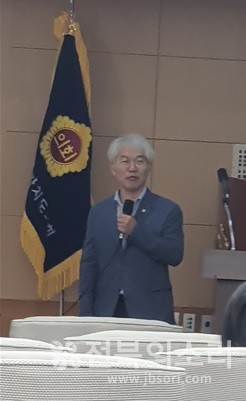 주제발표를 맡아 진행하고 있는 한승우 전주시의원.