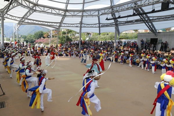 제29회 필봉마을굿축제가 오는 27일부터 29일까지 사흘간 임실필봉문화촌에서 개최된다.(사진=임실군 제공)