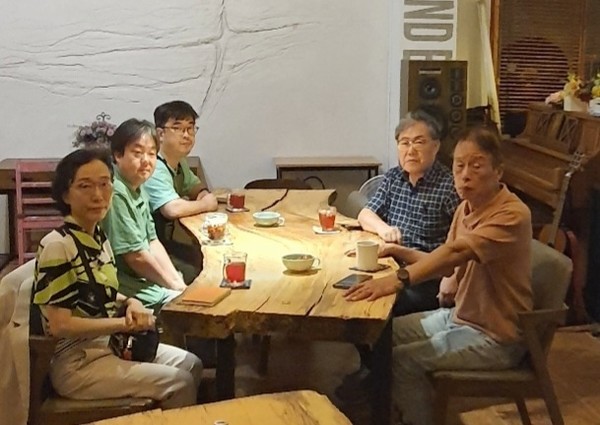 전북의소리 2024년 제2차 독자참여편집위원회 정기회의가 26일 오후 6시 30분부터 약 2시간 동안 ‘전주시 백련 시래꽃’에서 진행됐다.