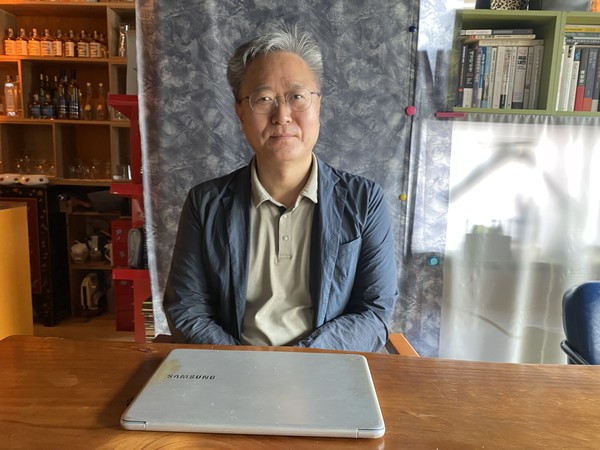 지난 25일 서울 경복궁역 근처에서 만나 인터뷰를 한 왕선택 서강대 지식융합미디어대학 대우교수.