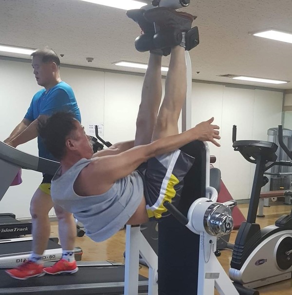 일명 '꺼꾸리'고도 부르는 Z-UP에 매달린 채 윗몸 일으키를 하는 필자의 모습. 늘 '소화 할 수 있는 최대치로 원동'하는 게 재활 원칙이다.