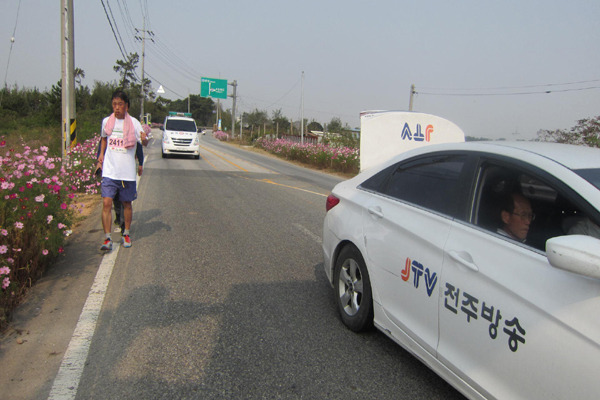 2013년 '제11회 김제 지평선 전국마라톤대회'에 다시 출전한 모습. 당시 JTV전주방송의 '전북인 이야기'에 방송되기도 했으나 제한 시간에 13Km까지만 주파해 실패했지만 큰 경험과 교훈을 얻었다.