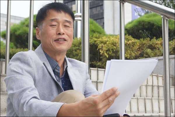 10년 간의 재활 노력 끝에 2014년 9급 공무원시험에 합격한 필자가 그해 9월 18일 지금의 박주현 전북의소리 대표와 인터뷰를 하고 있는 모습.