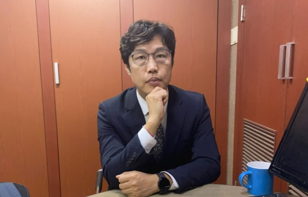 "김건희 여사의 국정 개입을 완전히 뿌리 뽑지 않으면 근본적으로 인사로는 해결 안 되는 부분이 있다"고 말하는 김준일 시사평론가.