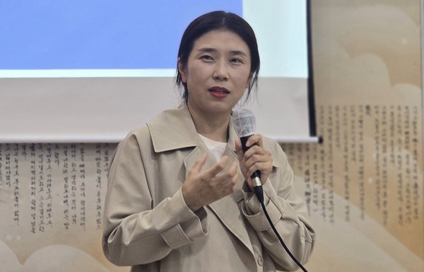  전북민언론시민연합 손주화 사무처장은 25일 '‘지역 언론의 생태계와 인터넷 언론 활성화 방안’'을 주제로 한 워크숍에서 지역 언론 전반의 환경 변화와 인터넷 언론이 지역민들에게 더욱 깊숙이 다가갈 수 있는 방안을 제시해 주목을 끌었다.