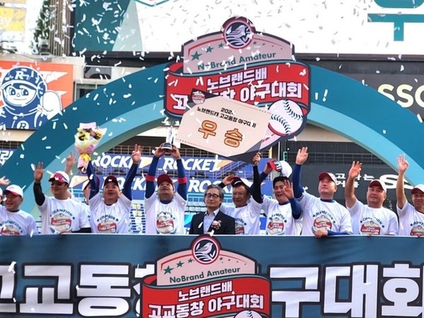 군산상일고(옛 군산상고) 동문 야구단이 '2024 노브랜드 고교동창 야구대회'에서 우승을 차지해 이 대회 3연패 달성에 성공했다.(사진=군산상일고 동문 야구단 제공)