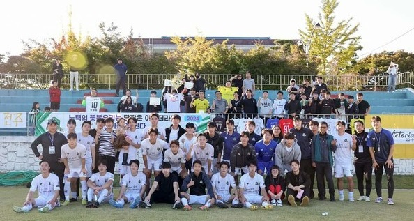 '2024 K4리그 마지막 경기'를 치른 전주시민축구단 선수들이 26일 완주군 공설운동장에서 전북 현대 B팀과 경기 종료 직후 기념사진을 찍고 있다.(사진=전주시민축구단 제공)